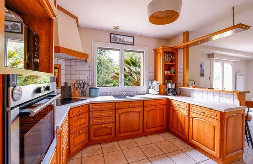 Le Faouet House | Holiday Home 'Au Milieu D'un Parc Arboré' with Private Terrace, Private Garden and Wi-Fi