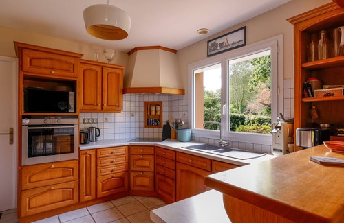 Le Faouet House | Holiday Home 'Au Milieu D'un Parc Arboré' with Private Terrace, Private Garden and Wi-Fi