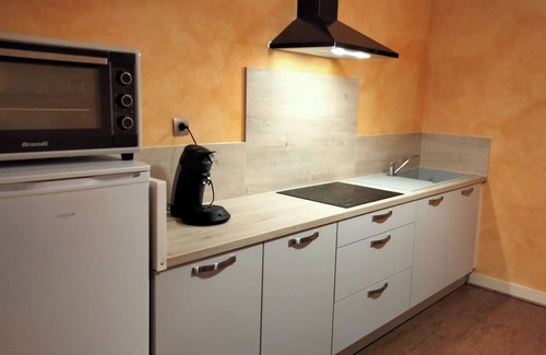 Bourges House | Holiday Home 'Au Nid Douillet' with Shared Terrace, Shared Garden and Wi-Fi