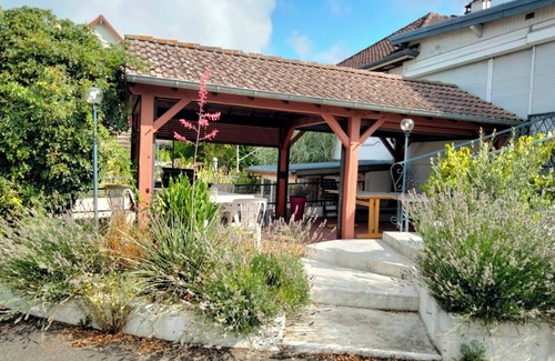 Bourges House | Holiday Home 'Au Nid Douillet' with Shared Terrace, Shared Garden and Wi-Fi