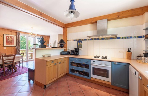 Castet House | Holiday Home 'Au Pied Du Pic Du Midi' with Mountain View, Private Terrace and Private Garden