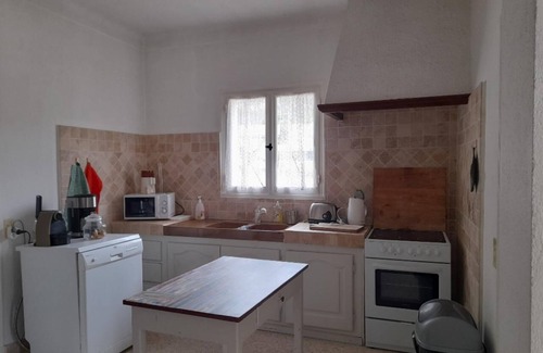 Peyroules House | Holiday Home 'Aux Portes Des Gorges Du Verdon' with Mountain View, Private Terrace and Garden
