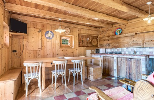 Porte di Rendena House | Holiday Home "Baita Pizabornè" with Mountain View & Garden