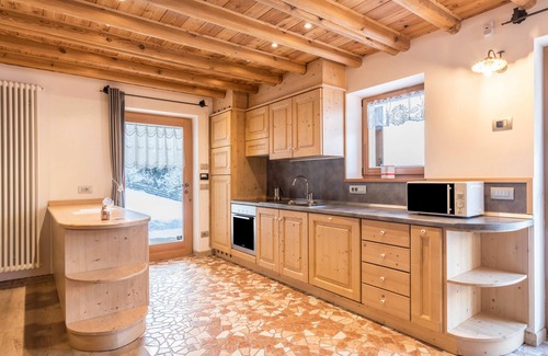Bedollo House | Holiday Home "Baita Nonno Ghino" with Mountain View, Garden & Wi-Fi