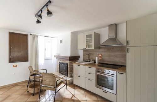 Petritoli House | Holiday Home 'Bed and Breakfast Biancalana' with Mountain View, Private Terrace and Wi-Fi
