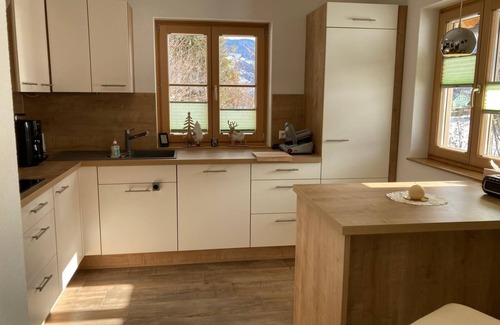Falkenburg House | Holiday Home 'Bei Schönwetter' with Mountain View, Private Terrace and Wi-Fi
