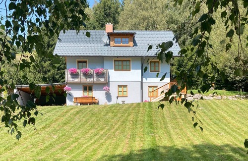Falkenburg House | Holiday Home 'Bei Schönwetter' with Mountain View, Private Terrace and Wi-Fi