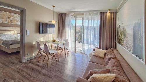 Miedzyzdroje Apartment | Holiday Home Bel Mare 305e z sypialnią i z balkonem