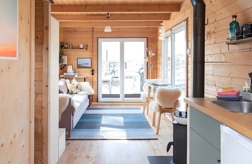 Neuland House | Holiday Home 'Besonderes Tiny Hausboot Marianne' with Private Terrace and Wi-Fi