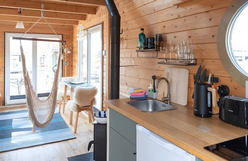 Neuland House | Holiday Home 'Besonderes Tiny Hausboot Marianne' with Private Terrace and Wi-Fi