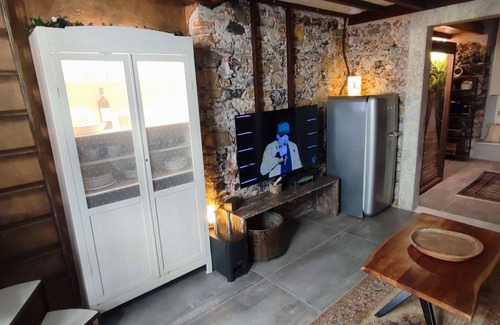 Marina di Carrara House | Holiday Home 'Bilocale Stile Loft Centro Storico' with Wi-Fi and Air Conditioning