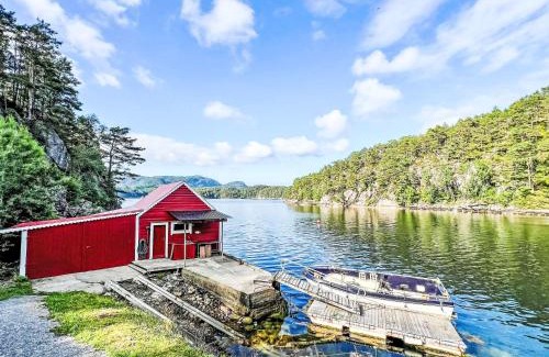 Vinnes House | Holiday Home Bjørkeneset by Interhome