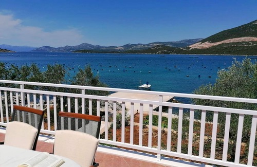 Putnikovic Apartment | Holiday Home Blue Dream - Two Bedroom Apartment with Terrace and Sea View (A2)
