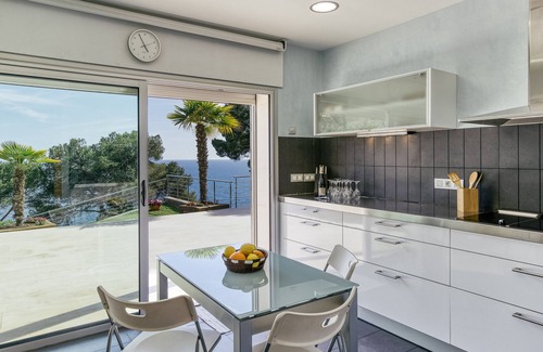 Llafranc House | Holiday Home 'Blueview' with Beautiful Sea View, Fireplace and Whirlpool