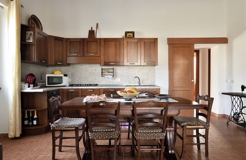 Galtelli House | Holiday Home 'Bonu Iloghe' with Mountain View and Garden