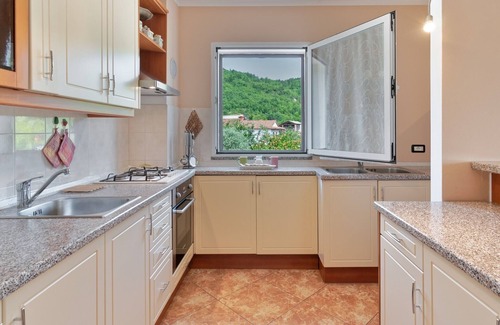 Pagubice House | Holiday Home Brajdice - Five Bedroom Holiday Home with Pool