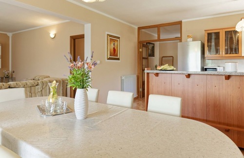 Pagubice House | Holiday Home Brajdice - Five Bedroom Holiday Home with Pool