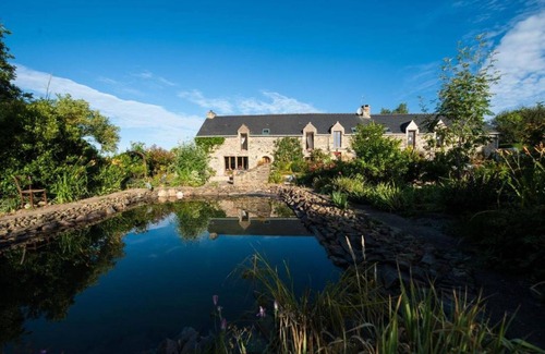 Neant-sur-Yvel House | Holiday Home 'Bretagne Brocéliande' with Shared Pool, Private Terrace and Wi-Fi