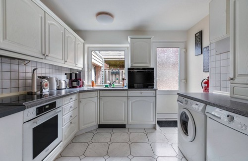 Klanxbuell House | Holiday Home 'Bungalow' with Private Terrace, Private Garden and Wi-Fi