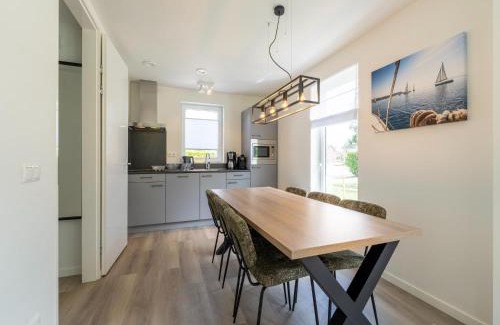 Municipality of Nissewaard House | Holiday Home by Lake Beach Simonshaven