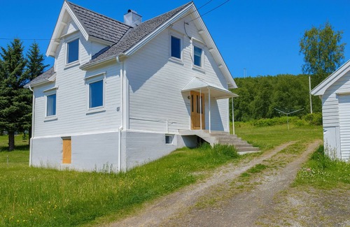Botnhamn House | Holiday home by the sea with sea views, full kitchen and good wi-fi