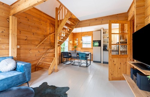 Kropswolde House | Holiday Home by Zuidlaardermeer with Jetty