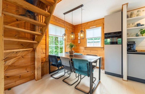 Kropswolde House | Holiday Home by Zuidlaardermeer with Jetty