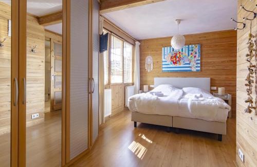 Kropswolde House | Holiday Home by Zuidlaardermeer Jetty, cleaning included
