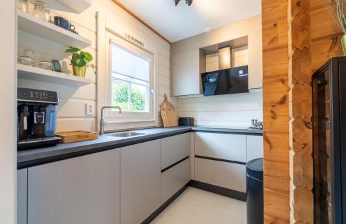 Kropswolde House | Holiday Home by Zuidlaardermeer with Jetty