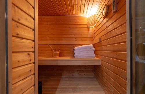 Kropswolde House | Holiday Home by Zuidlaardermeer with Jetty