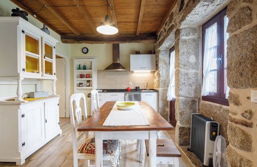 A Caniza House | Holiday Home 'C Vilamide' with Mountain View, Private Terrace and Wi-Fi
