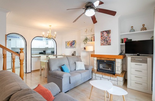 Los Arenales del Sol House | Holiday Home 'Casa en la playa con piscinas 297' with Shared Pool, Wi-Fi and Air Conditioning