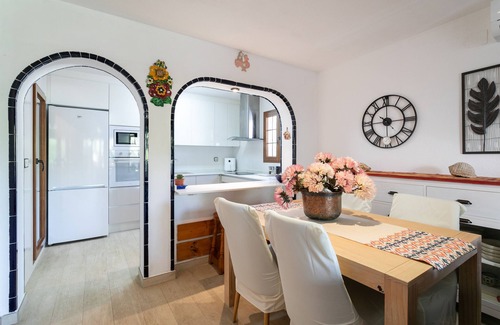 Los Arenales del Sol House | Holiday Home 'Casa en la playa con piscinas A' with Shared Pool, Garden and Air Conditioning