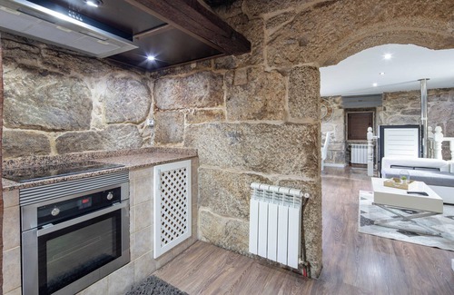 Ponte Caldelas House | Holiday Home 'Casa Da Xeitosa' with Mountain View, Private Pool and Wi-Fi
