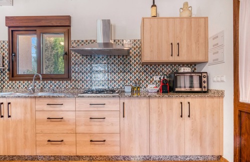 Beneixama House | Holiday Home 'Casa La Pedania' with Private Pool, Wi-Fi and Air Conditioning