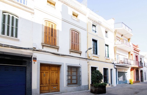 Premia de Mar House | Holiday Home 'Cal Padrí 1871' with Private Terrace, Wi-Fi and Air Conditioning