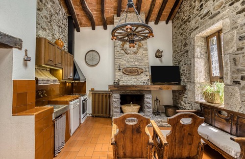Merlant House | Holiday Home 'Can Soler De Merlant I' with Mountain Views, Shared Pool and Wi-Fi