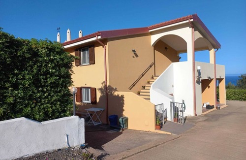 Magomadas House | Holiday Home 'Carezza Di Sole' with Sea View, Private Terrace and Wi-Fi