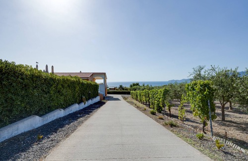 Magomadas House | Holiday Home 'Carezza Di Sole' with Sea View, Private Terrace and Wi-Fi