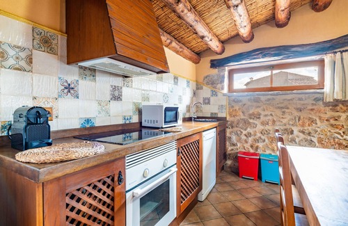 Vilar de Canes House | Holiday Home 'Casa Relax' with Mountain View, Shared Pool and Wi-Fi
