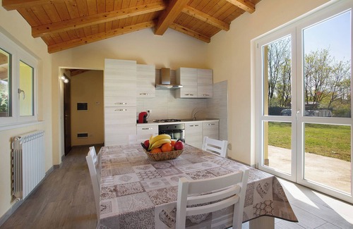 Lurate Caccivio House | Holiday Home Casina Bianca with Garden, BBQ & Wi-Fi