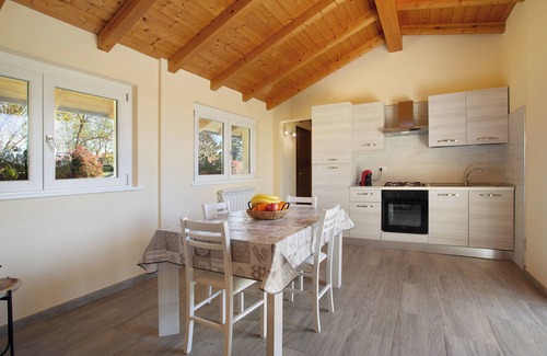 Lurate Caccivio House | Holiday Home Casina Bianca with Garden, BBQ & Wi-Fi