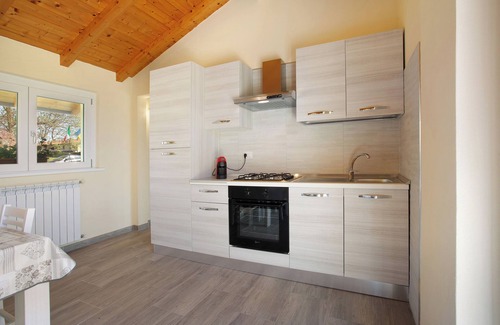 Lurate Caccivio House | Holiday Home Casina Bianca with Garden, BBQ & Wi-Fi