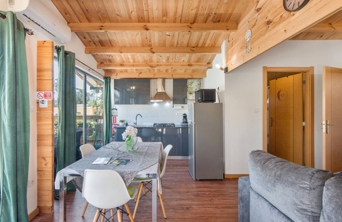 Ponte de Vagos House | Holiday Home 'Casinha Saragoça E Vergueiro' with Shared Pool, Wi-Fi and Air Conditioning