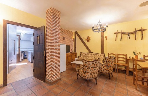 Villacastin House | Holiday Home 'Casa Alval' with Mountain View, Wi-Fi and Air Conditioning