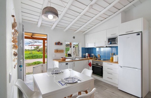 Campeiros House | Holiday Home "Casa Azul do Cerro" with Mountain View, Private Terrace & Wi-Fi