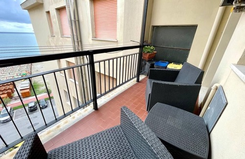 Vado Ligure House | Holiday Home Casa Conchiglia with Sea View & Balcony