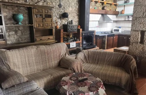 Tronchon House | Holiday Home 'Casa Conesa I' with Mountain View, Private Pool and Wi-Fi