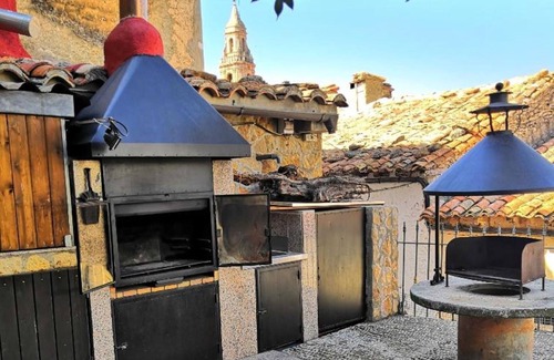 Tronchon House | Holiday Home 'Casa Conesa I' with Mountain View, Private Pool and Wi-Fi