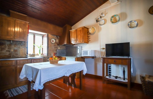 Sortelha House | Holiday Home 'Casa Da Calçada - Turismo Sortelha' with Private Terrace, Wi-Fi and Air Conditioning